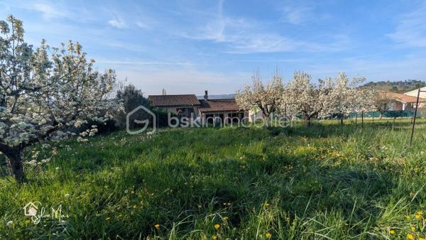 À proximité immédiate des commerces et des écoles, découvrez cette maison offrant 104 m² habitables sur un terrain arboré et entièrement clos de 952 m².
Dès l’entrée, vous profitez d’un séjour lumineux d’environ 32 m², traversant, idéal pour la vie de famille.
La cuisine indépendante de 11,8 m², tournée vers le jardin, donne accès à une terrasse pour vos repas aux beaux jours.
Côté nuit, la maison propose 4 chambres d’environ 10 m², une salle de bain et un WC indépendant.
En rez-de-chaussée, un sous-sol d’environ 45 m² avec garage, buanderie et espace de stockage : un vrai atout pour le quotidien.
À l’extérieur : jardin agréable, arbres fruitiers, entièrement clos, parfait pour les animaux.
Des travaux de rafraichissement et d'amélioration énergétique sont à prévoir, mais le potentiel est réel pour créer un lieu de vie à votre image.