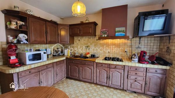 À proximité immédiate des commerces et des écoles, découvrez cette maison offrant 104 m² habitables sur un terrain arboré et entièrement clos de 952 m².
Dès l’entrée, vous profitez d’un séjour lumineux d’environ 32 m², traversant, idéal pour la vie de famille.
La cuisine indépendante de 11,8 m², tournée vers le jardin, donne accès à une terrasse pour vos repas aux beaux jours.
Côté nuit, la maison propose 4 chambres d’environ 10 m², une salle de bain et un WC indépendant.
En rez-de-chaussée, un sous-sol d’environ 45 m² avec garage, buanderie et espace de stockage : un vrai atout pour le quotidien.
À l’extérieur : jardin agréable, arbres fruitiers, entièrement clos, parfait pour les animaux.
Des travaux de rafraichissement et d'amélioration énergétique sont à prévoir, mais le potentiel est réel pour créer un lieu de vie à votre image.