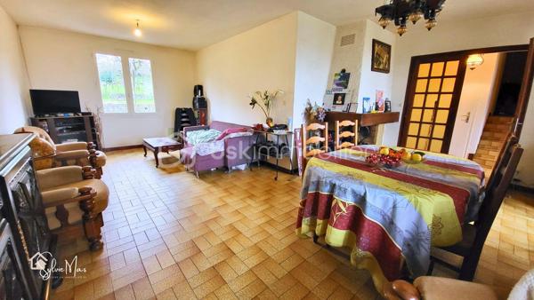 À proximité immédiate des commerces et des écoles, découvrez cette maison offrant 104 m² habitables sur un terrain arboré et entièrement clos de 952 m².
Dès l’entrée, vous profitez d’un séjour lumineux d’environ 32 m², traversant, idéal pour la vie de famille.
La cuisine indépendante de 11,8 m², tournée vers le jardin, donne accès à une terrasse pour vos repas aux beaux jours.
Côté nuit, la maison propose 4 chambres d’environ 10 m², une salle de bain et un WC indépendant.
En rez-de-chaussée, un sous-sol d’environ 45 m² avec garage, buanderie et espace de stockage : un vrai atout pour le quotidien.
À l’extérieur : jardin agréable, arbres fruitiers, entièrement clos, parfait pour les animaux.
Des travaux de rafraichissement et d'amélioration énergétique sont à prévoir, mais le potentiel est réel pour créer un lieu de vie à votre image.