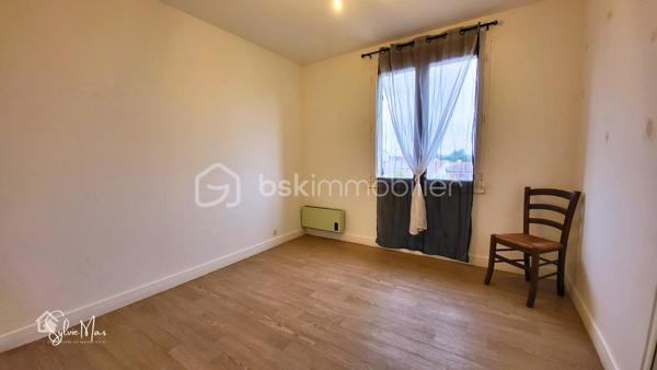 À proximité immédiate des commerces et des écoles, découvrez cette maison offrant 104 m² habitables sur un terrain arboré et entièrement clos de 952 m².
Dès l’entrée, vous profitez d’un séjour lumineux d’environ 32 m², traversant, idéal pour la vie de famille.
La cuisine indépendante de 11,8 m², tournée vers le jardin, donne accès à une terrasse pour vos repas aux beaux jours.
Côté nuit, la maison propose 4 chambres d’environ 10 m², une salle de bain et un WC indépendant.
En rez-de-chaussée, un sous-sol d’environ 45 m² avec garage, buanderie et espace de stockage : un vrai atout pour le quotidien.
À l’extérieur : jardin agréable, arbres fruitiers, entièrement clos, parfait pour les animaux.
Des travaux de rafraichissement et d'amélioration énergétique sont à prévoir, mais le potentiel est réel pour créer un lieu de vie à votre image.