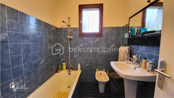 À proximité immédiate des commerces et des écoles, découvrez cette maison offrant 104 m² habitables sur un terrain arboré et entièrement clos de 952 m².
Dès l’entrée, vous profitez d’un séjour lumineux d’environ 32 m², traversant, idéal pour la vie de famille.
La cuisine indépendante de 11,8 m², tournée vers le jardin, donne accès à une terrasse pour vos repas aux beaux jours.
Côté nuit, la maison propose 4 chambres d’environ 10 m², une salle de bain et un WC indépendant.
En rez-de-chaussée, un sous-sol d’environ 45 m² avec garage, buanderie et espace de stockage : un vrai atout pour le quotidien.
À l’extérieur : jardin agréable, arbres fruitiers, entièrement clos, parfait pour les animaux.
Des travaux de rafraichissement et d'amélioration énergétique sont à prévoir, mais le potentiel est réel pour créer un lieu de vie à votre image.