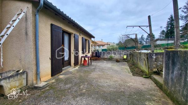 À proximité immédiate des commerces et des écoles, découvrez cette maison offrant 104 m² habitables sur un terrain arboré et entièrement clos de 952 m².
Dès l’entrée, vous profitez d’un séjour lumineux d’environ 32 m², traversant, idéal pour la vie de famille.
La cuisine indépendante de 11,8 m², tournée vers le jardin, donne accès à une terrasse pour vos repas aux beaux jours.
Côté nuit, la maison propose 4 chambres d’environ 10 m², une salle de bain et un WC indépendant.
En rez-de-chaussée, un sous-sol d’environ 45 m² avec garage, buanderie et espace de stockage : un vrai atout pour le quotidien.
À l’extérieur : jardin agréable, arbres fruitiers, entièrement clos, parfait pour les animaux.
Des travaux de rafraichissement et d'amélioration énergétique sont à prévoir, mais le potentiel est réel pour créer un lieu de vie à votre image.