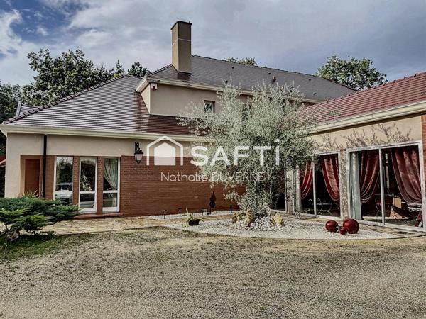 Propriété sécurisée sur le golf - 242 m2 - 7 pièces - terrain 1677 m2 - proche tous commerces - écoles - RER D