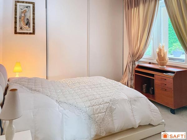 Propriété sécurisée sur le golf - 242 m2 - 7 pièces - terrain 1677 m2 - proche tous commerces - écoles - RER D