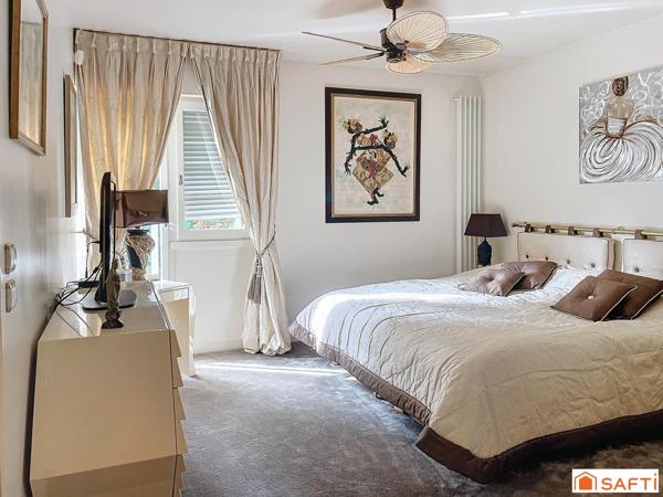 Propriété sécurisée sur le golf - 242 m2 - 7 pièces - terrain 1677 m2 - proche tous commerces - écoles - RER D