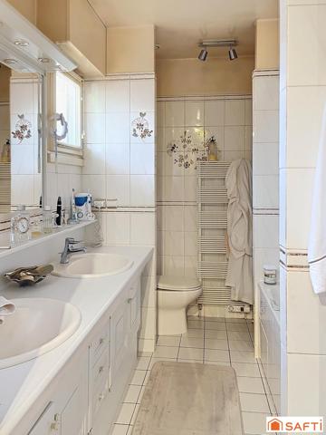 Propriété sécurisée sur le golf - 242 m2 - 7 pièces - terrain 1677 m2 - proche tous commerces - écoles - RER D