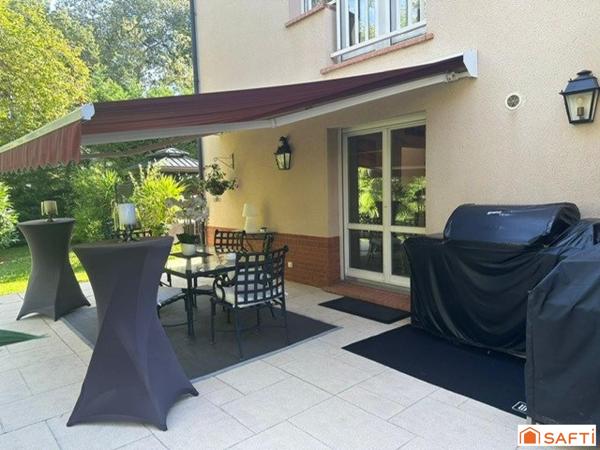 Propriété sécurisée sur le golf - 242 m2 - 7 pièces - terrain 1677 m2 - proche tous commerces - écoles - RER D