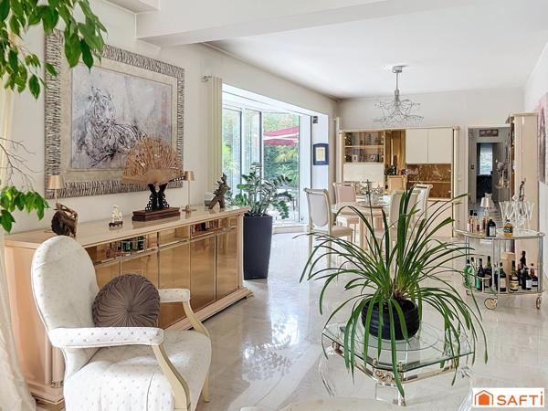 Propriété sécurisée sur le golf - 242 m2 - 7 pièces - terrain 1677 m2 - proche tous commerces - écoles - RER D