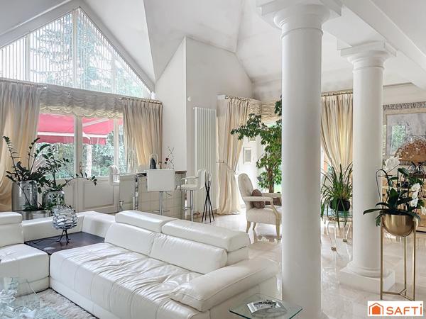 Propriété sécurisée sur le golf - 242 m2 - 7 pièces - terrain 1677 m2 - proche tous commerces - écoles - RER D