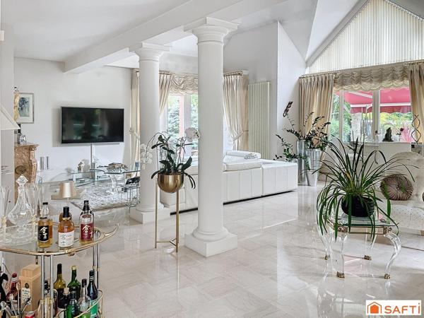 Propriété sécurisée sur le golf - 242 m2 - 7 pièces - terrain 1677 m2 - proche tous commerces - écoles - RER D
