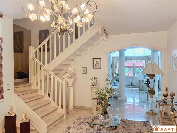 Propriété sécurisée sur le golf - 242 m2 - 7 pièces - terrain 1677 m2 - proche tous commerces - écoles - RER D