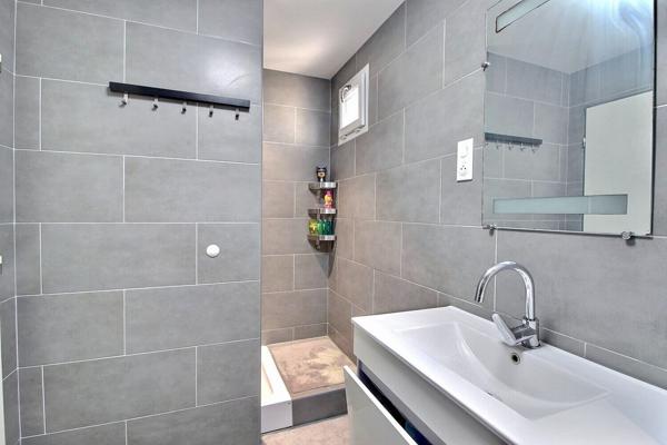 GIGNAC la NERTHE-Maison de 2017 de type 5 d'environ 110m² avec jardin et piscine.