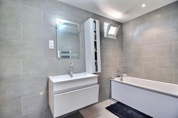 GIGNAC la NERTHE-Maison de 2017 de type 5 d'environ 110m² avec jardin et piscine.