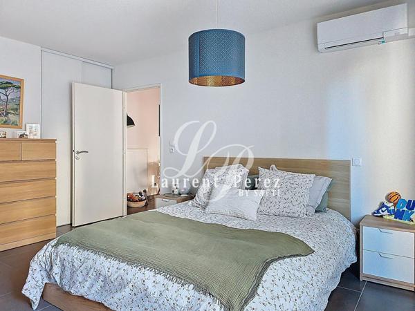 T2 récent avec terrasse, parking & tram