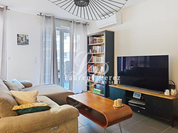 T2 récent avec terrasse, parking & tram