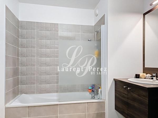 T2 récent avec terrasse, parking & tram