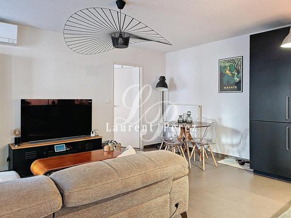 T2 récent avec terrasse, parking & tram