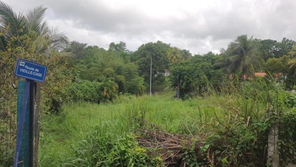 Terrain à vendre de 669 m² SAINTE ANNE (971)