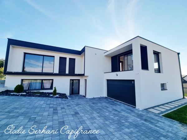 En Exclusivité, Maison contemporaine d'environ 245m2, construction de 2021 Secteur renommé à Meziré