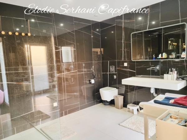 En Exclusivité, Maison contemporaine d'environ 245m2, construction de 2021 Secteur renommé à Meziré