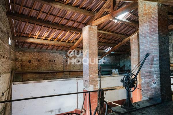 CAVE 280 m2 AU SOL SUR 9.12 DE HAUT