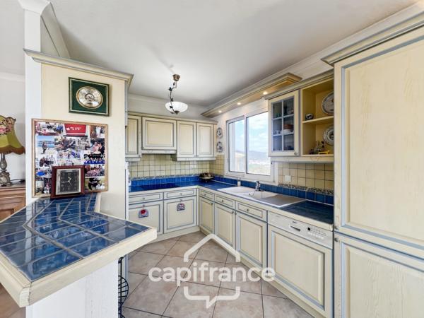 Appartement à vendre 4 pièces HYERES (83), Costebelle, Parc de la Luquette, Dernier étage, vue Mer. DOUBLE GARAGE.