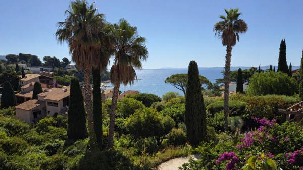 EXCLUSIVITÉ à CARQUEIRANNE - PLAGE DU PRADON - PROPRIÉTÉ AVEC VUE MER ET DEUX HABITATIONS INDÉPENDANTES