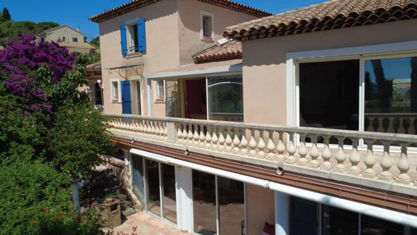 EXCLUSIVITÉ à CARQUEIRANNE - PLAGE DU PRADON - VUE MER - DEUX HABITATIONS INDÉPENDANTES