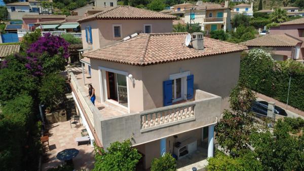 EXCLUSIVITÉ à CARQUEIRANNE - PLAGE DU PRADON - VUE MER - DEUX HABITATIONS INDÉPENDANTES