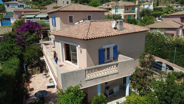 EXCLUSIVITÉ à CARQUEIRANNE - PLAGE DU PRADON - VUE MER - DEUX HABITATIONS INDÉPENDANTES