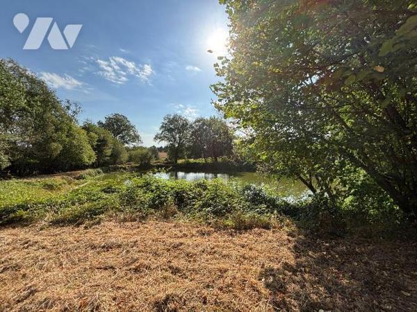 ST MARS SUR LA FUTAIE, Un étang d'environ 1700 m² sur un terrain de 4405 m² avec un cabanon.