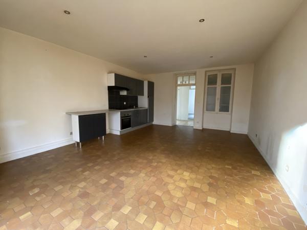 COUERON Bourg - immeuble de 2 logements avec cours, dépendan