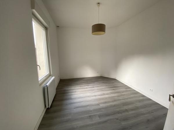 COUERON Bourg - immeuble de 2 logements avec cours, dépendan