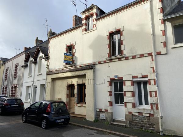 COUERON Bourg - immeuble de 2 logements avec cours, dépendan