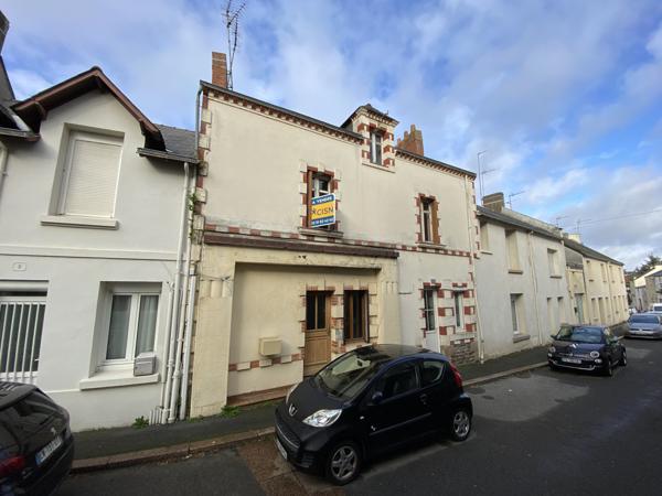 COUERON Bourg - immeuble de 2 logements avec cours, dépendan