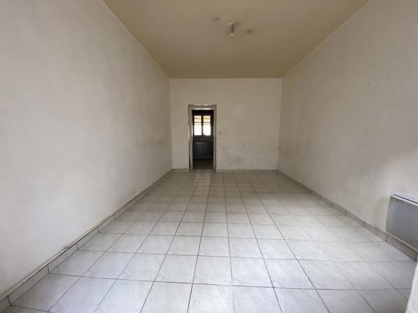 COUERON Bourg - immeuble de 2 logements avec cours, dépendan