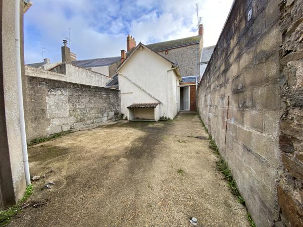 COUERON Bourg - immeuble de 2 logements avec cours, dépendan