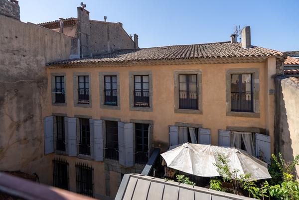 CARCASSONNE – PROCHE GAMBETTA Superbe immeuble rénové avec cour (7 appart. 2 com.) sans copropriété
