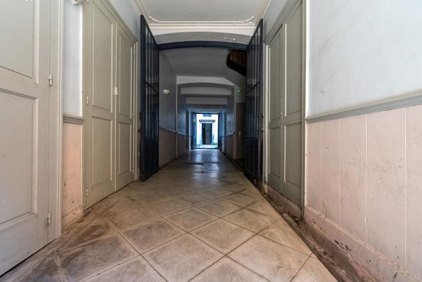 CARCASSONNE – PROCHE GAMBETTA Superbe immeuble rénové avec cour (7 appart. 2 com.) sans copropriété