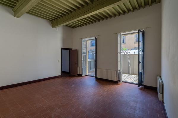 CARCASSONNE – PROCHE GAMBETTA Superbe immeuble rénové avec cour (7 appart. 2 com.) sans copropriété