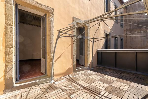 CARCASSONNE – PROCHE GAMBETTA Superbe immeuble rénové avec cour (7 appart. 2 com.) sans copropriété