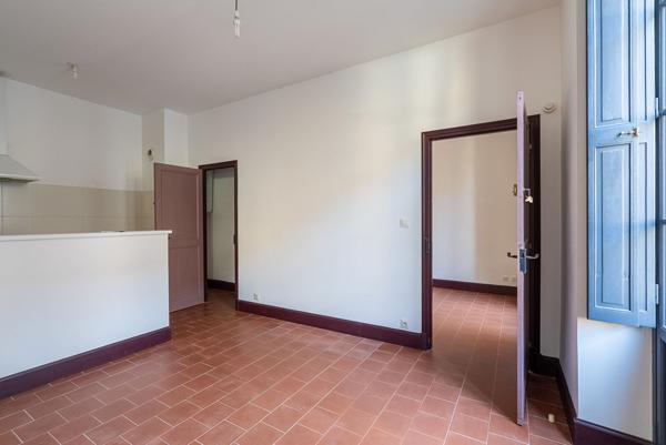 CARCASSONNE – PROCHE GAMBETTA Superbe immeuble rénové avec cour (7 appart. 2 com.) sans copropriété