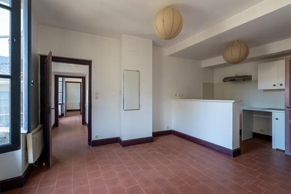 CARCASSONNE – PROCHE GAMBETTA Superbe immeuble rénové avec cour (7 appart. 2 com.) sans copropriété