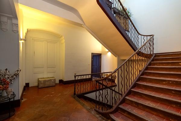 CARCASSONNE – PROCHE GAMBETTA Superbe immeuble rénové avec cour (7 appart. 2 com.) sans copropriété