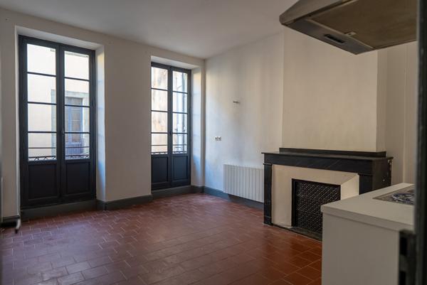 CARCASSONNE – PROCHE GAMBETTA Superbe immeuble rénové avec cour (7 appart. 2 com.) sans copropriété