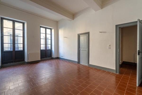CARCASSONNE – PROCHE GAMBETTA Superbe immeuble rénové avec cour (7 appart. 2 com.) sans copropriété