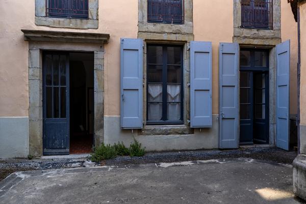 CARCASSONNE – PROCHE GAMBETTA Superbe immeuble rénové avec cour (7 appart. 2 com.) sans copropriété