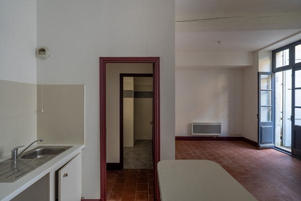 CARCASSONNE – PROCHE GAMBETTA Superbe immeuble rénové avec cour (7 appart. 2 com.) sans copropriété