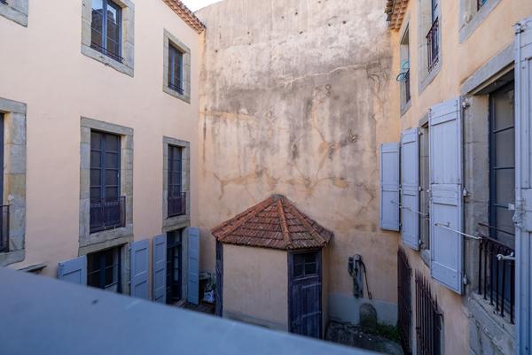 CARCASSONNE – PROCHE GAMBETTA Superbe immeuble rénové avec cour (7 appart. 2 com.) sans copropriété