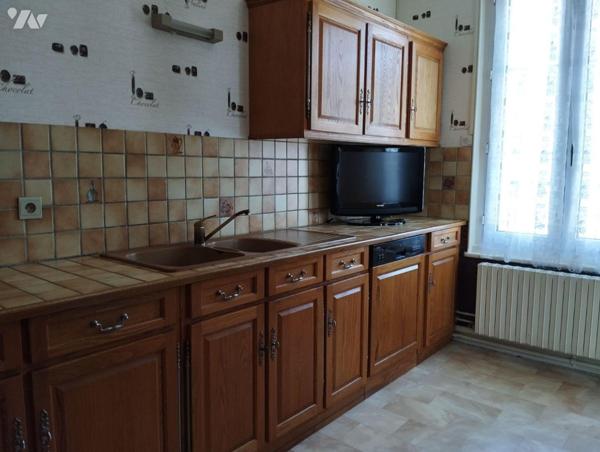 Nous vous proposons ce bien de qualité situé à CRECY SUR SERRE, centre bourg, offrant de beaux ...